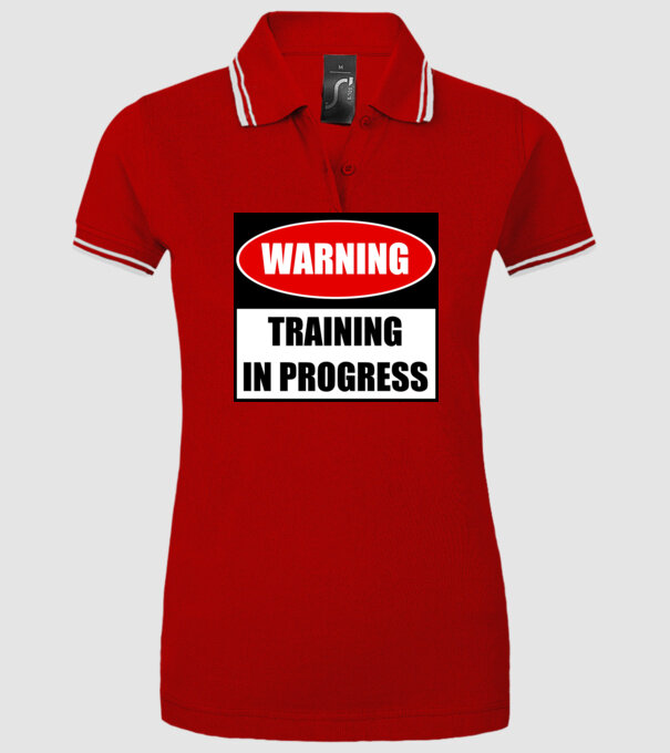Warning Training In Progress model roșu pe tricou