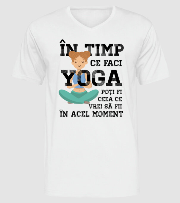 în timp ce faci yoga poți fi ceea ce vrei să fii - în acel moment model alb pe tricou