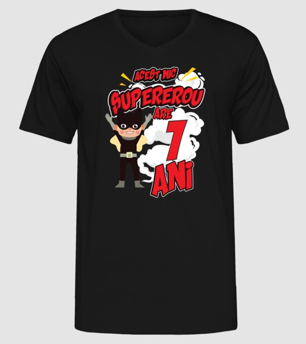 Acest mic supererou are 1 an model negru pe tricou