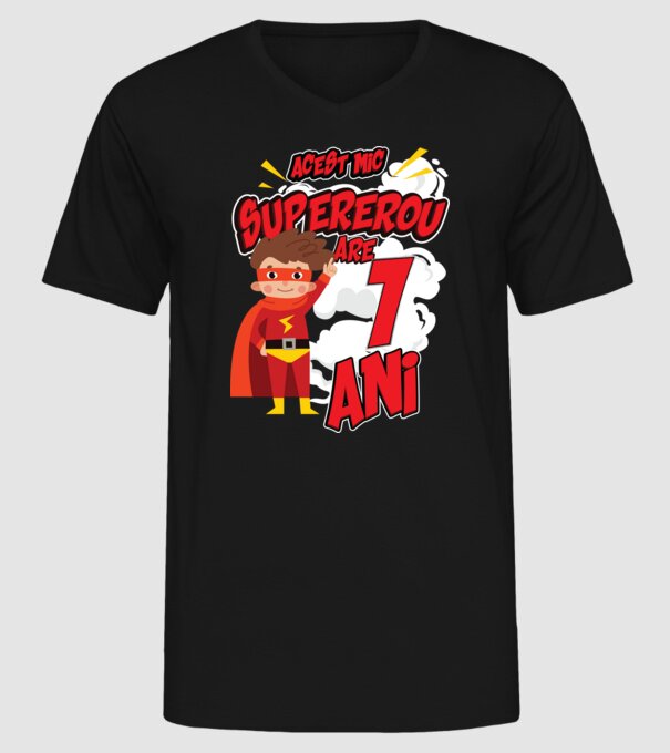 Acest mic supererou are 1 an model negru pe tricou