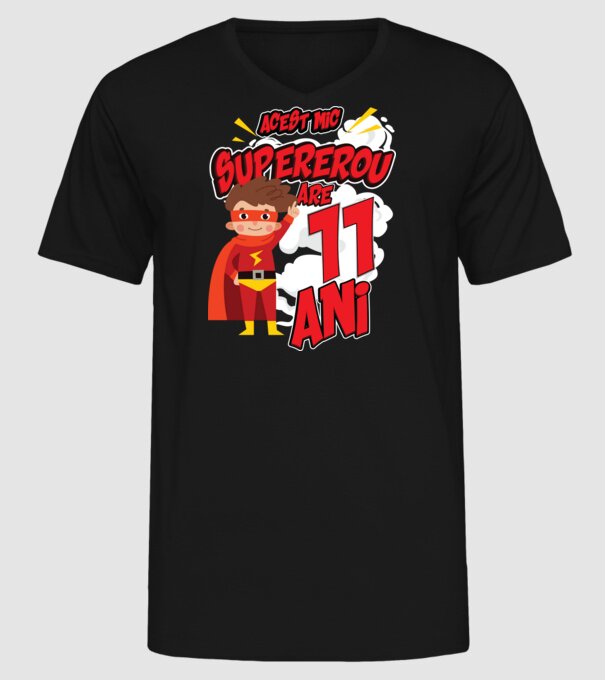 Acest mic supererou are 11 ani model negru pe tricou