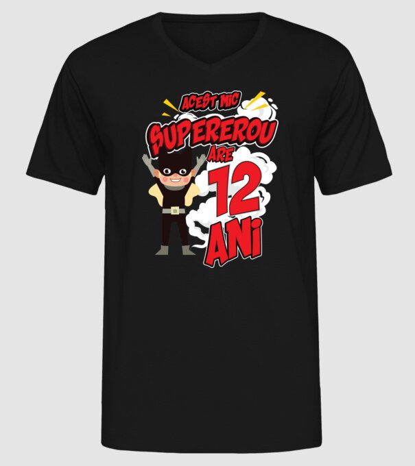 Acest mic supererou are 12 ani model negru pe tricou