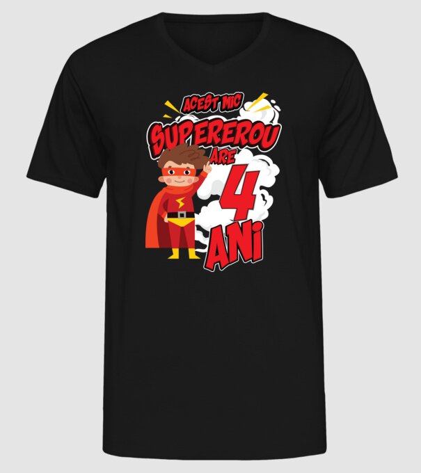 Acest mic supererou are 4 ani model negru pe tricou