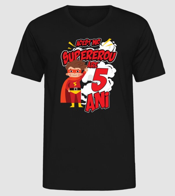 Acest mic supererou are 5 ani model negru pe tricou