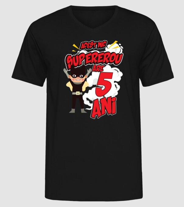 Acest mic supererou are 5 ani model negru pe tricou