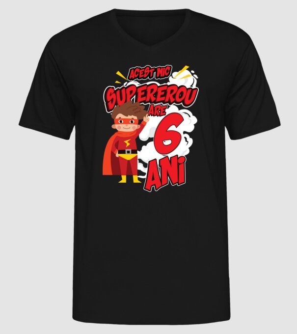 Acest mic supererou are 6 ani model negru pe tricou