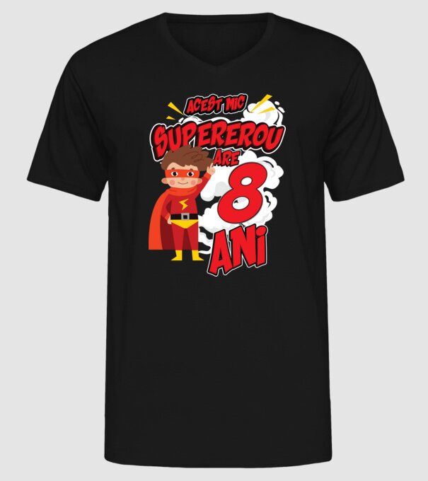 Acest mic supererou are 8 ani model negru pe tricou