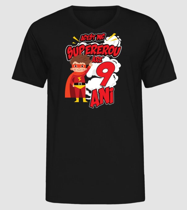 Acest mic supererou are 9 ani model negru pe tricou