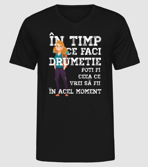în timp ce faci drumeție poți fi ceea ce vrei să fii - în acel moment model negru pe tricou