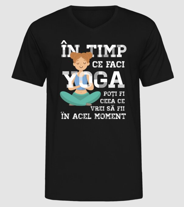 în timp ce faci yoga poți fi ceea ce vrei să fii - în acel moment model negru pe tricou