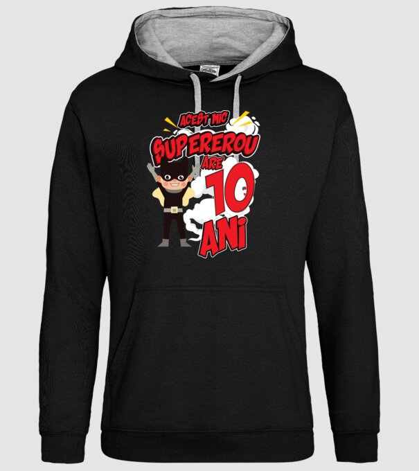 Acest mic supererou are 10 ani model negru pe tricou
