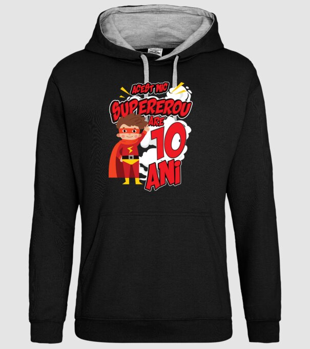 Acest mic supererou are 10 ani model negru pe tricou