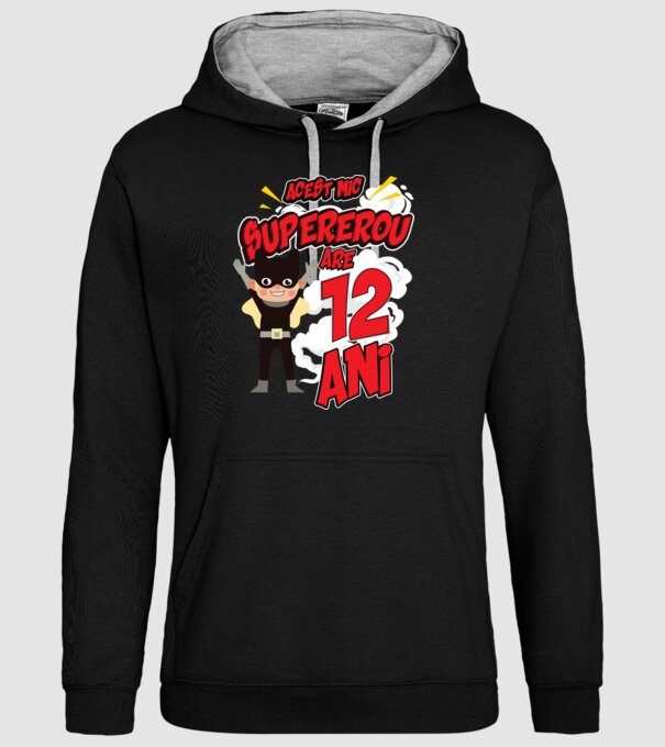 Acest mic supererou are 12 ani model negru pe tricou