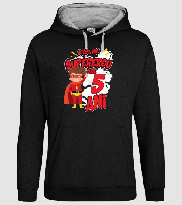 Acest mic supererou are 5 ani model negru pe tricou