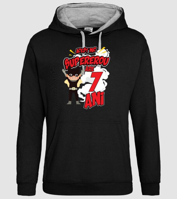 Acest mic supererou are 7 ani model negru pe tricou