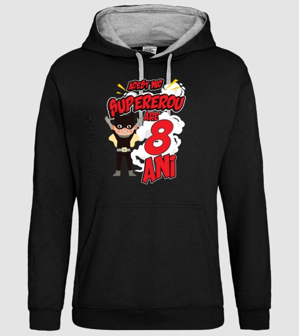 Acest mic supererou are 8 ani model negru pe tricou