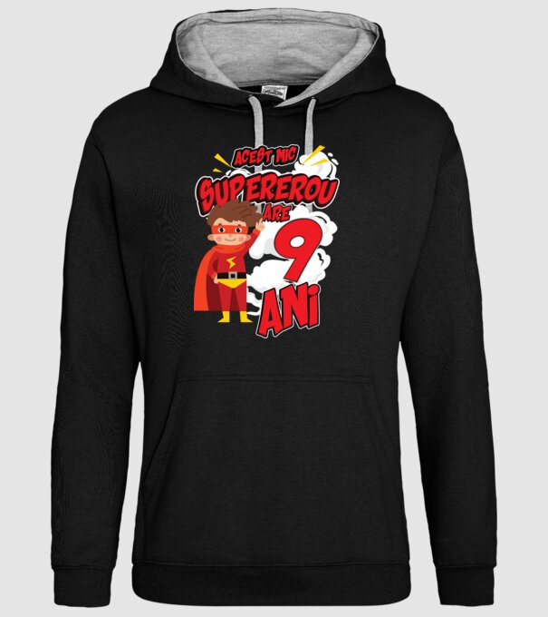 Acest mic supererou are 9 ani model negru pe tricou
