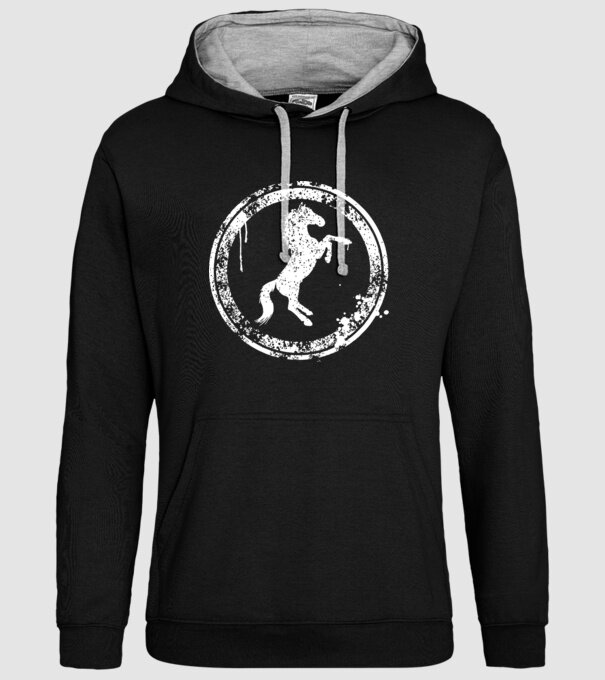 horse badge model negru pe tricou