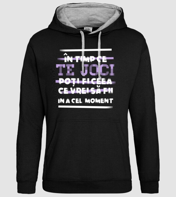 în timp ce te joci poți fi ceea ce vrei să fii - în acel moment model negru pe tricou