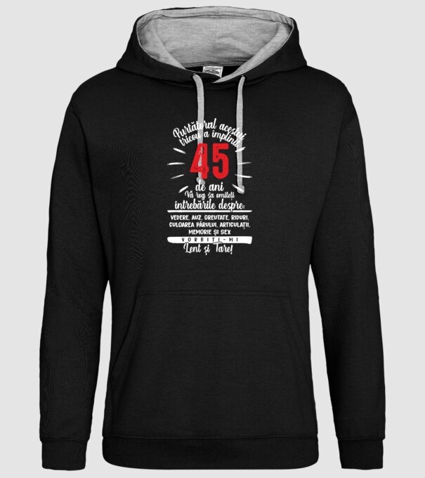 Purtătorul acestui tricou a împlinit: 45 de ani model negru pe tricou