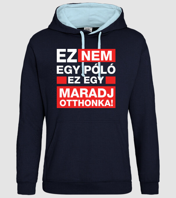 model albastru închis pe tricou