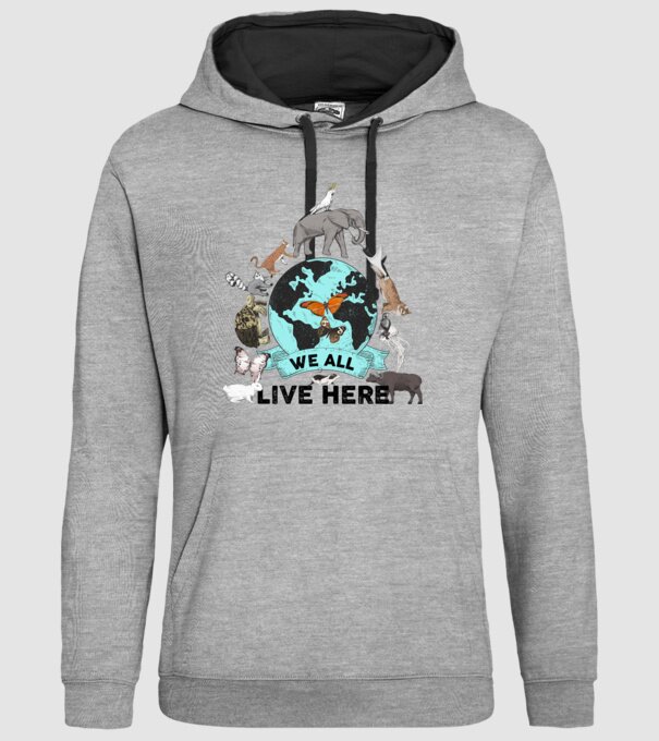 We all live here model gri pe tricou