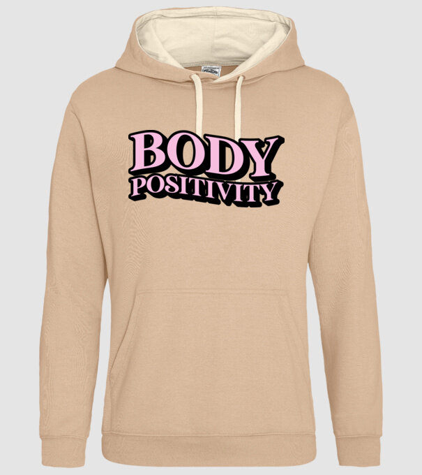 BodyPositivity model nisipiu pe tricou