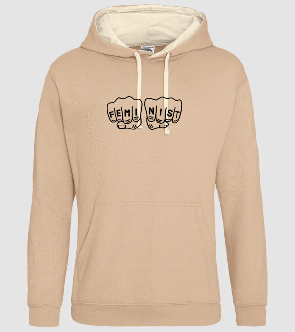 Feminist model nisipiu pe tricou