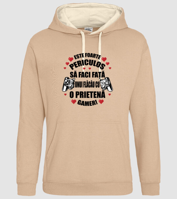 este foarte periculos să faci față unui flăcău cu o prietenă gamer! model nisipiu pe tricou