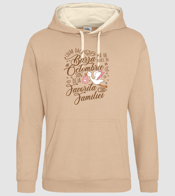 Favorita familiei OCTOMBRIE model nisipiu pe tricou