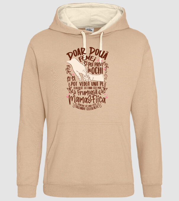 doar două femei se pot privi în ochi și se pot vedea una pe cealaltă ca fiind cea mai frumoasă - mama&fiica - pentru că una este model nisipiu pe tricou