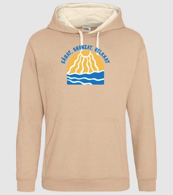 Sărat, bronzat, relaxat model nisipiu pe tricou