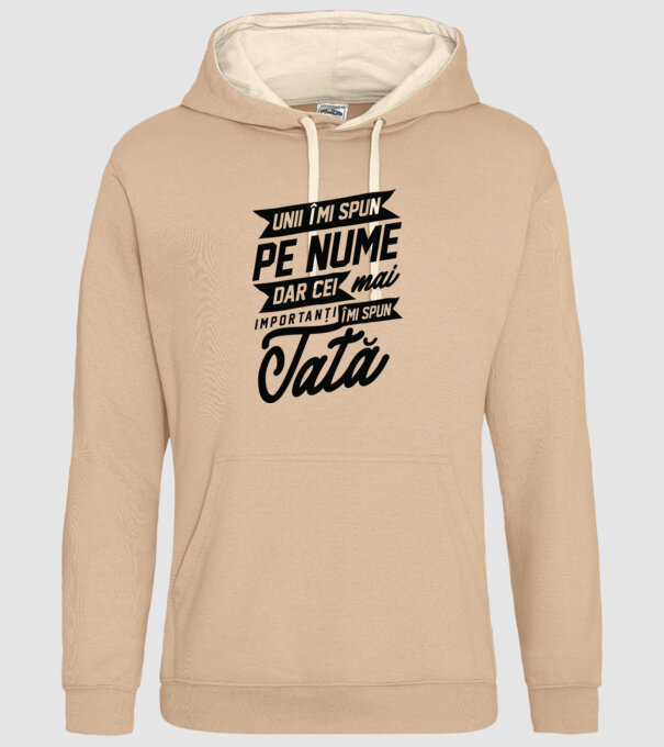 Unii îmi spun pe nume, dar cei mai importanți îmi spun tată model nisipiu pe tricou
