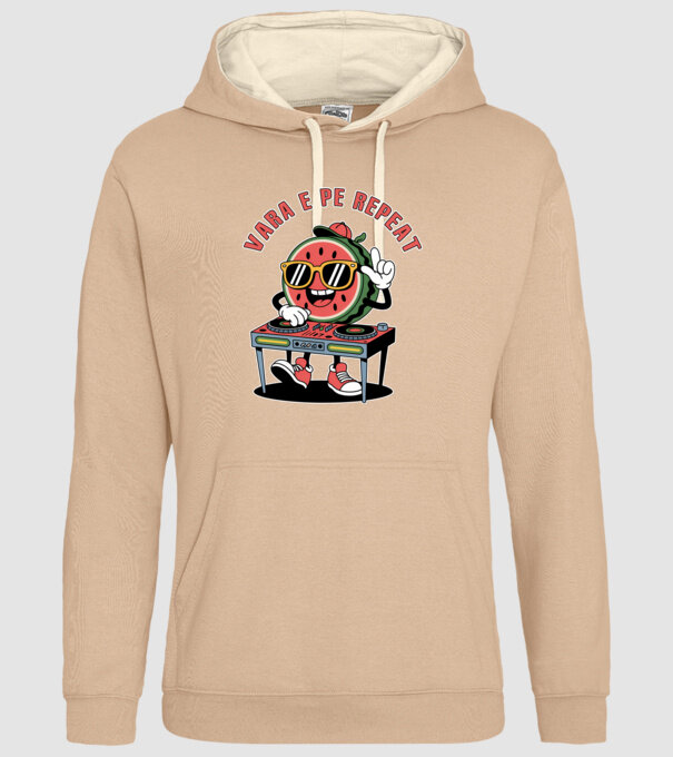 Vara e pe repeat model nisipiu pe tricou