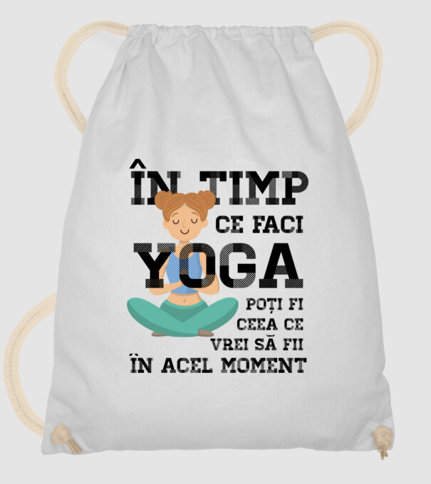 în timp ce faci yoga poți fi ceea ce vrei să fii - în acel moment model alb pe tricou