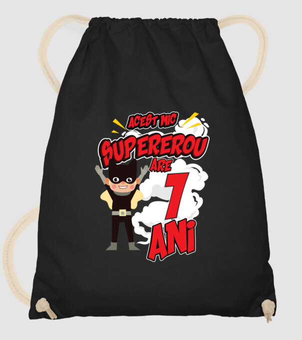Acest mic supererou are 1 an model negru pe tricou