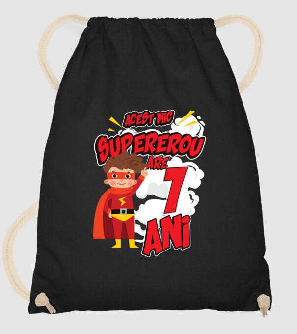 Acest mic supererou are 1 an model negru pe tricou