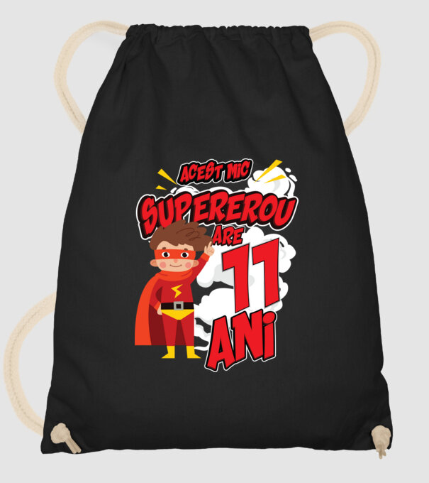 Acest mic supererou are 11 ani model negru pe tricou