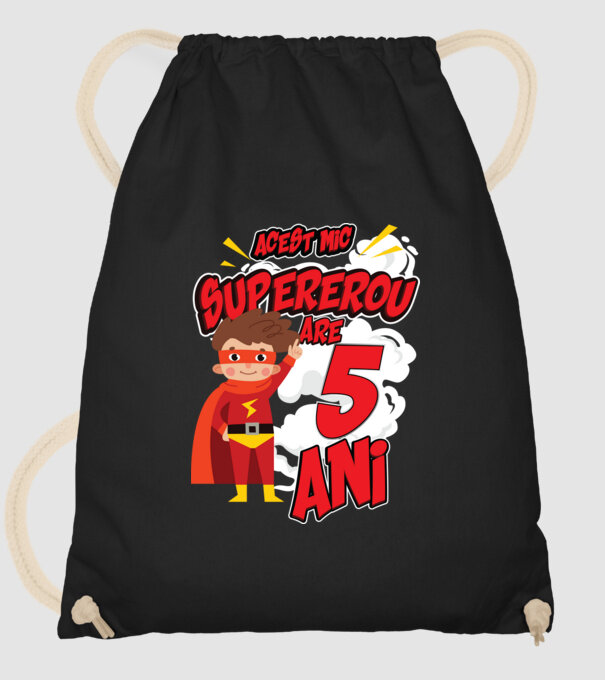 Acest mic supererou are 5 ani model negru pe tricou