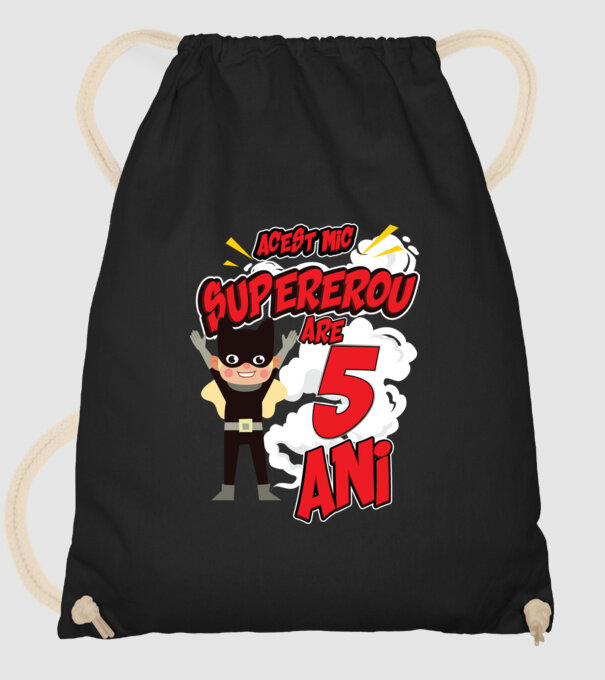 Acest mic supererou are 5 ani model negru pe tricou