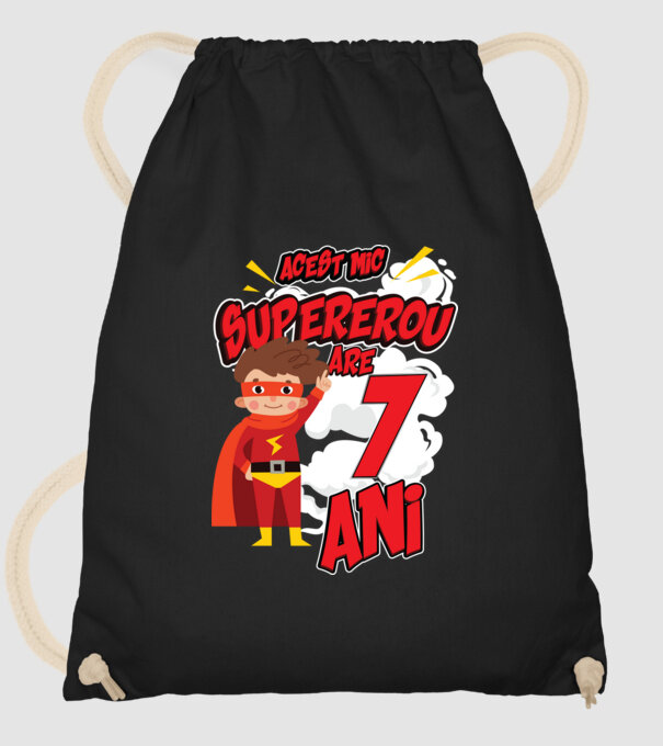Acest mic supererou are 7 ani model negru pe tricou