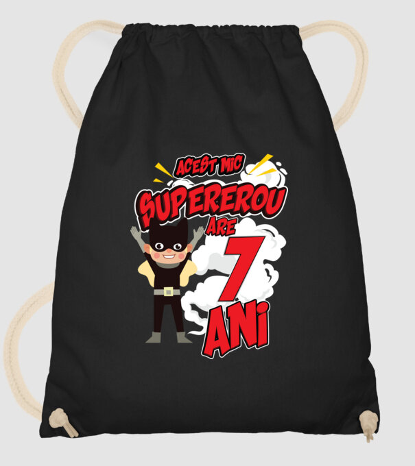 Acest mic supererou are 7 ani model negru pe tricou
