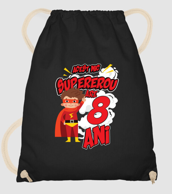 Acest mic supererou are 8 ani model negru pe tricou