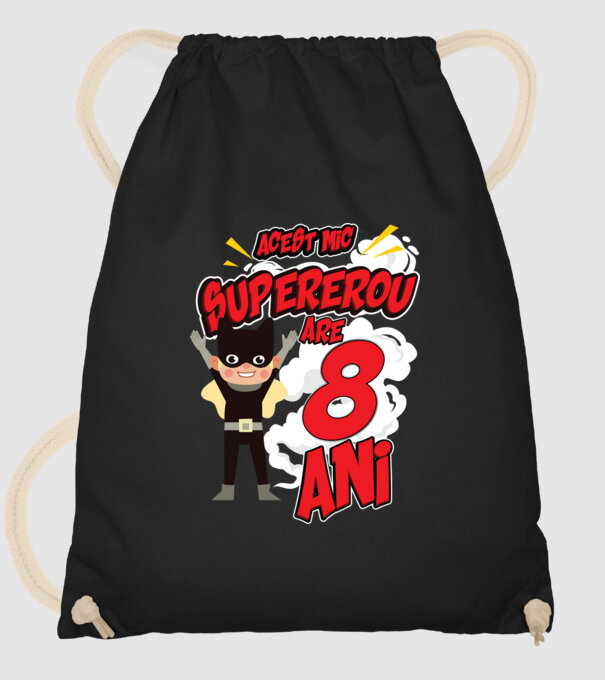 Acest mic supererou are 8 ani model negru pe tricou