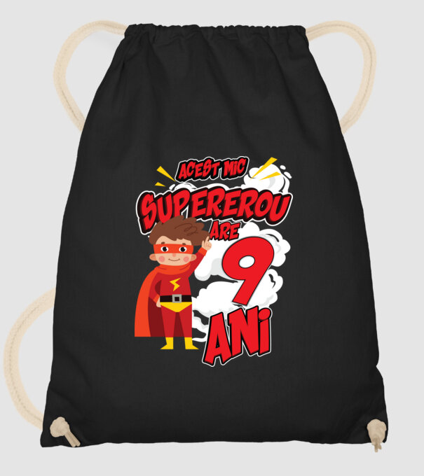 Acest mic supererou are 9 ani model negru pe tricou