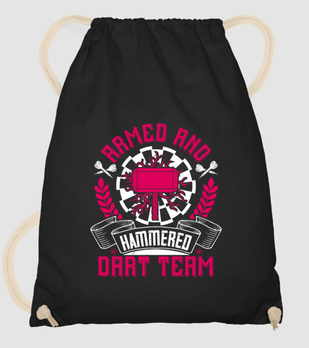 Armed and Hammered dart team model negru pe tricou