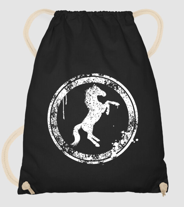 horse badge model negru pe tricou