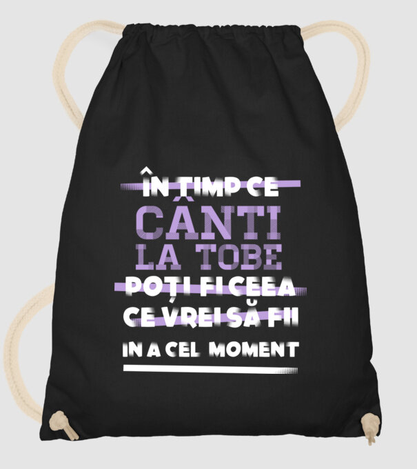 în timp ce cânți la tobe poți fi ceea ce vrei să fii - în acel moment model negru pe tricou