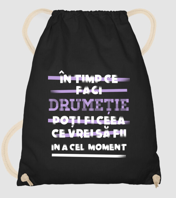 în timp ce faci drumeție poți fi ceea ce vrei să fii - în acel moment model negru pe tricou