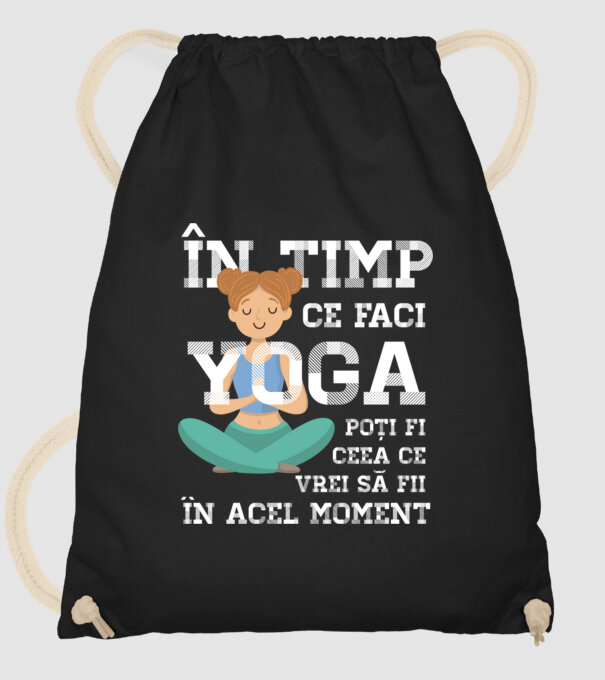 în timp ce faci yoga poți fi ceea ce vrei să fii - în acel moment model negru pe tricou
